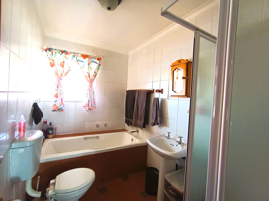 4 Bedroom Property for Sale in Langenhovenpark Free State